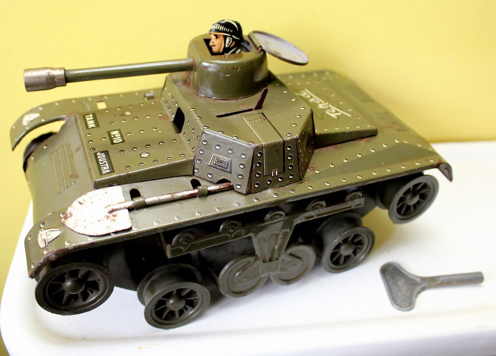 Tank jouet t&ocirc;le &agrave; clef JOUSTRA Tchad n&deg;10 vers 1960 Jeux / jouets