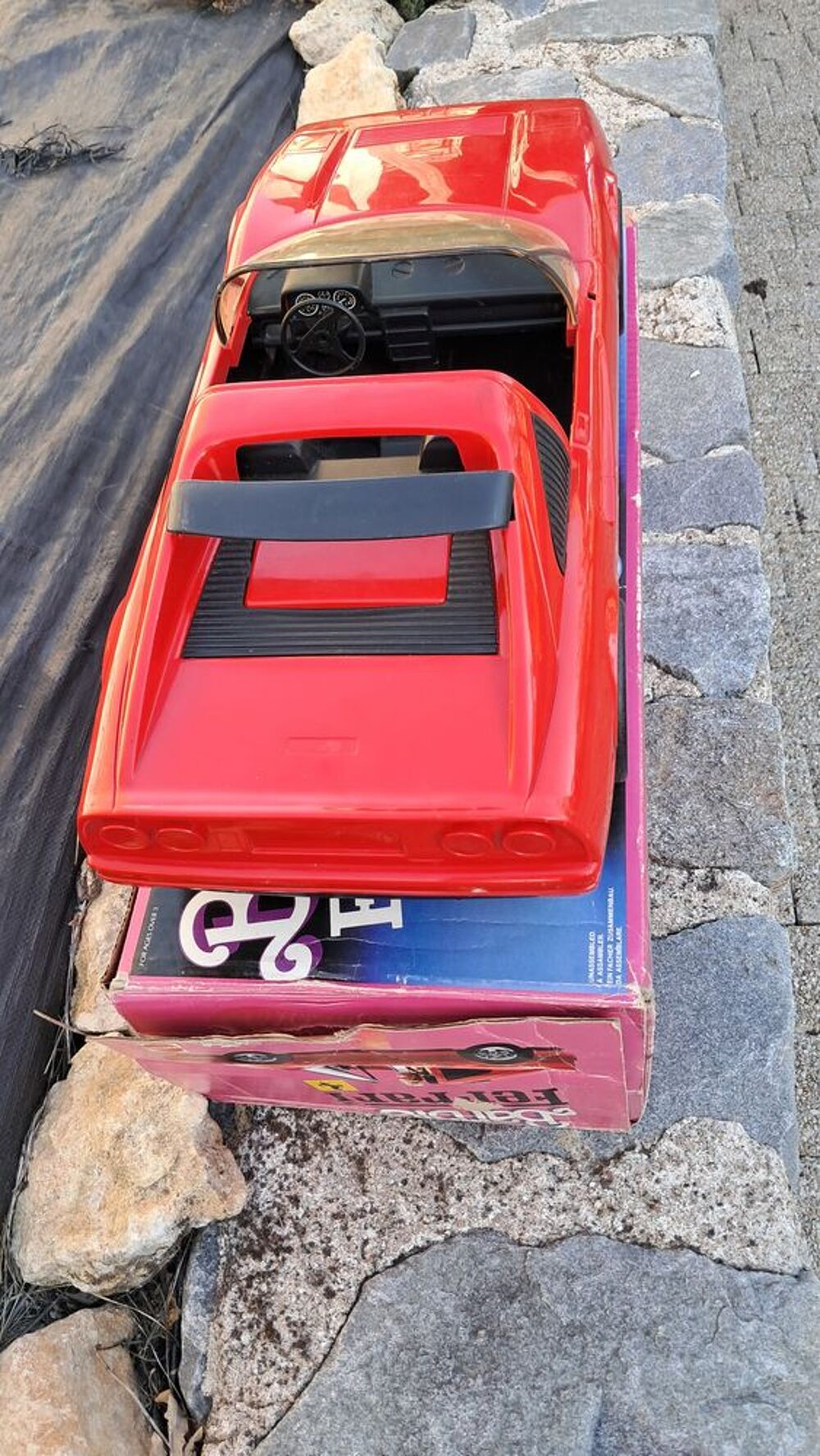 Automobile FERRARI pour poup&eacute;e BARBIE 
Jeux / jouets
