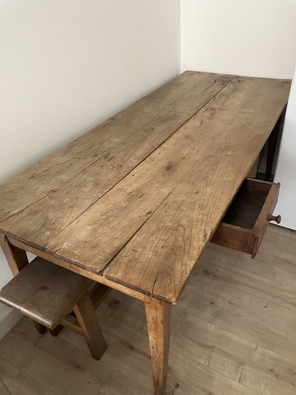Table en bois avec tiroir Meubles