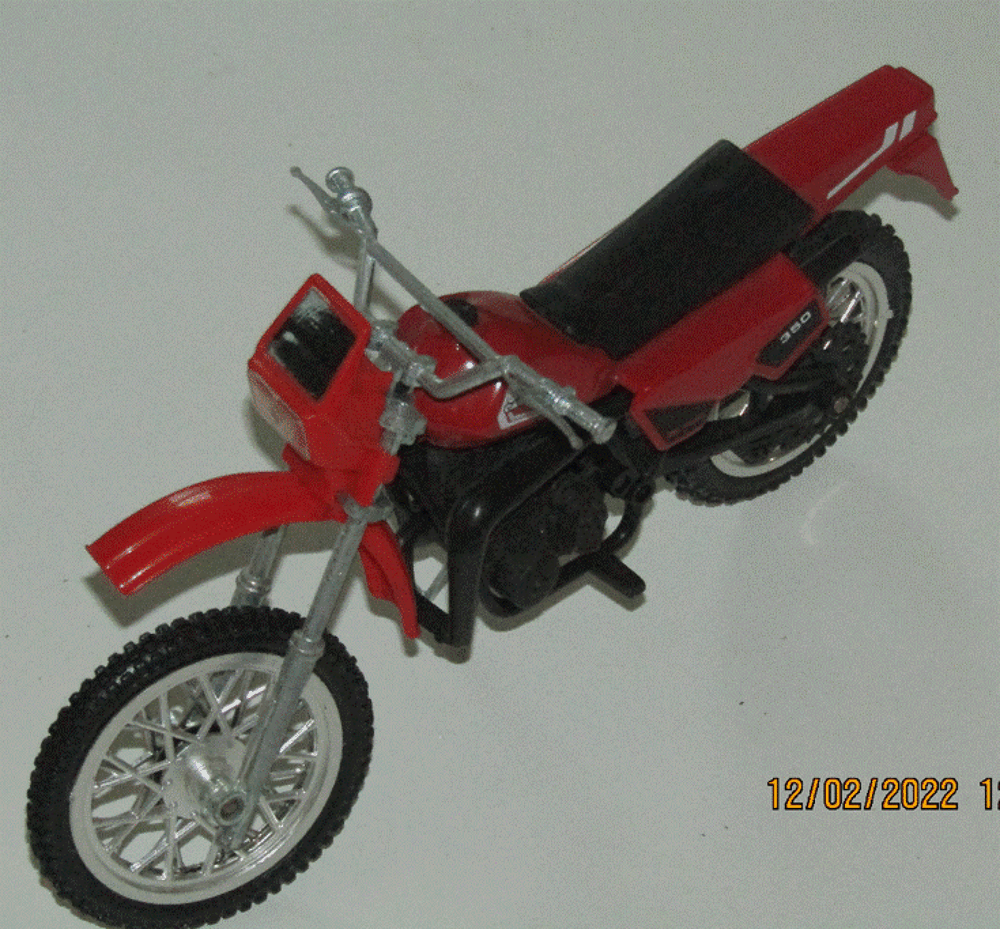 Moto Cagiva 350 minature au 1/12&egrave;me en excellent &eacute;tat Jeux / jouets