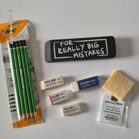 Lot de gommes techniques et set de 5 crayons graphites de du 10 Saumur (49)