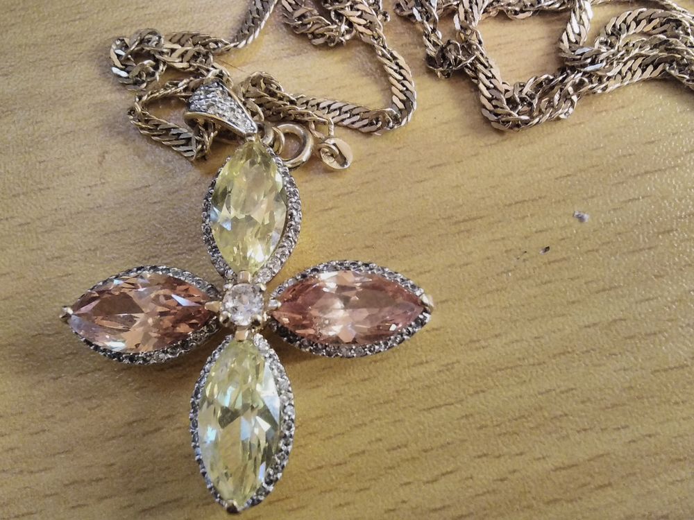 Collier fantaisie avec ou sans cha&icirc;ne en plaqu&eacute; or Bijoux et montres