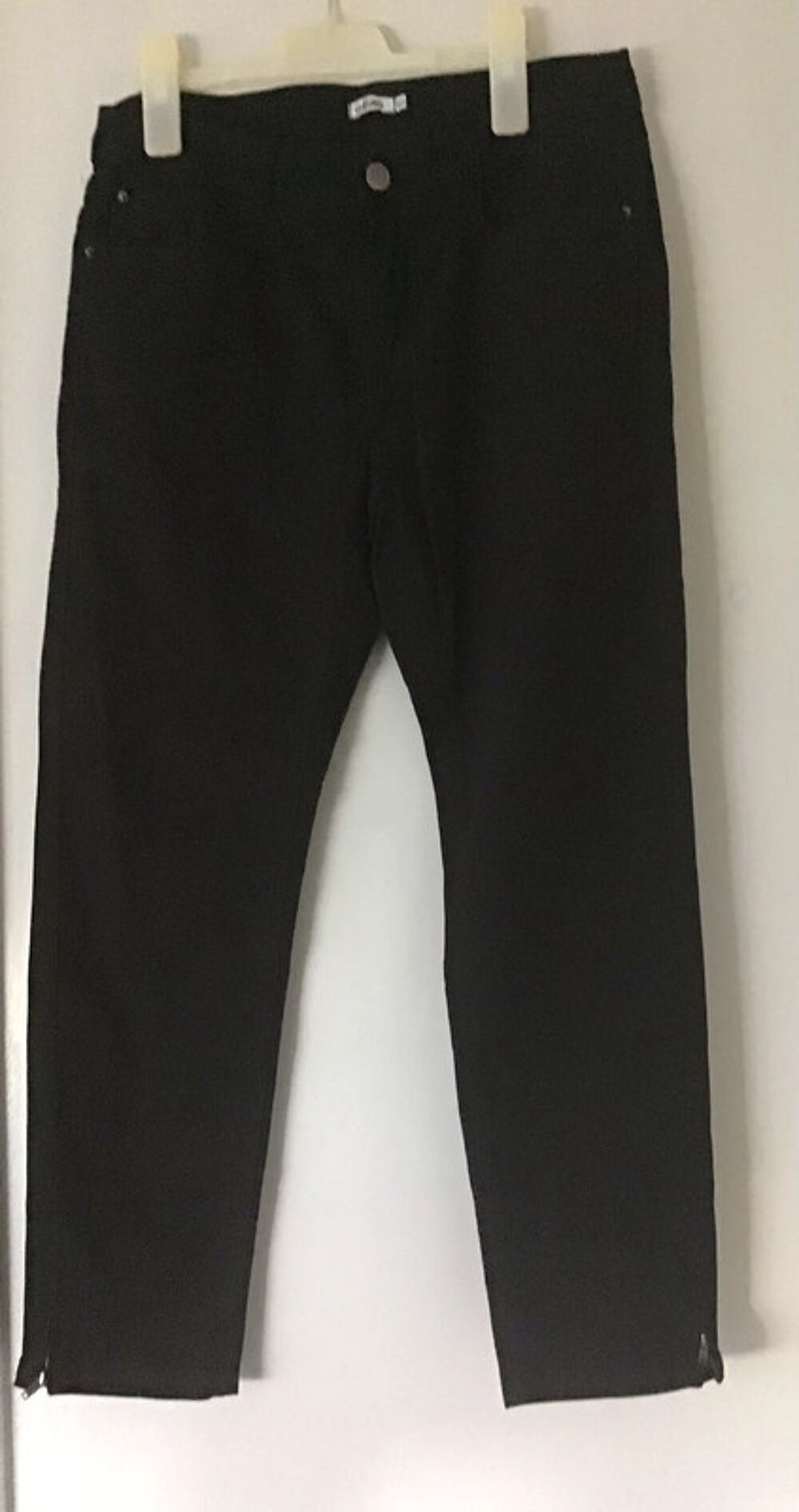 trois pantalons S TAILLE 36
livraison colis poste Maroquinerie