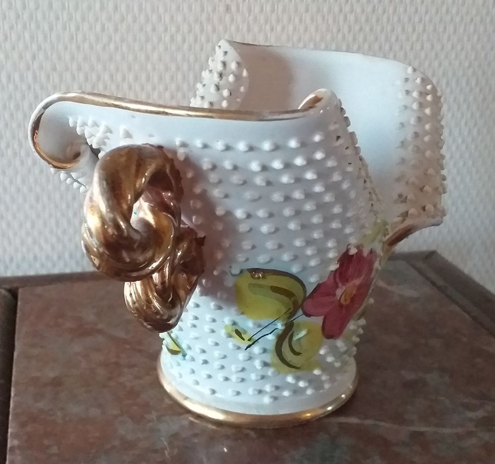 VASE original en forme de V ou VIDE POCHE en porcelaine, estampill&eacute; C A F GUALDO - Italy Décoration
