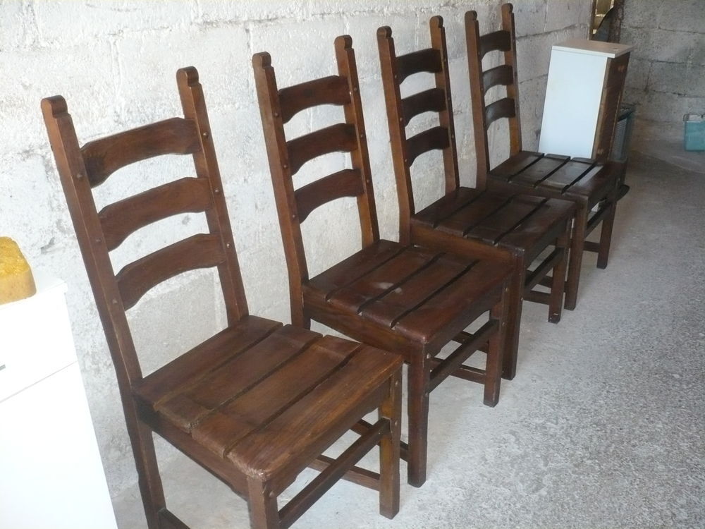 Chaises en bois massif. Meubles