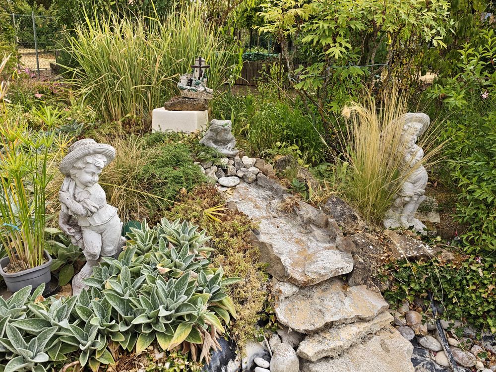 statue jardin en pierre reconstitu&eacute;e blanche. jeune paysan au chapeau Jardin