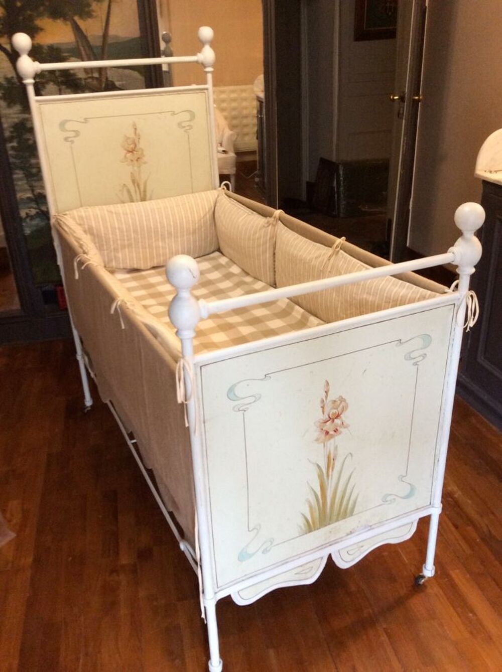 Lit pour b&eacute;b&eacute; ancien en t&ocirc;le peinte Meubles