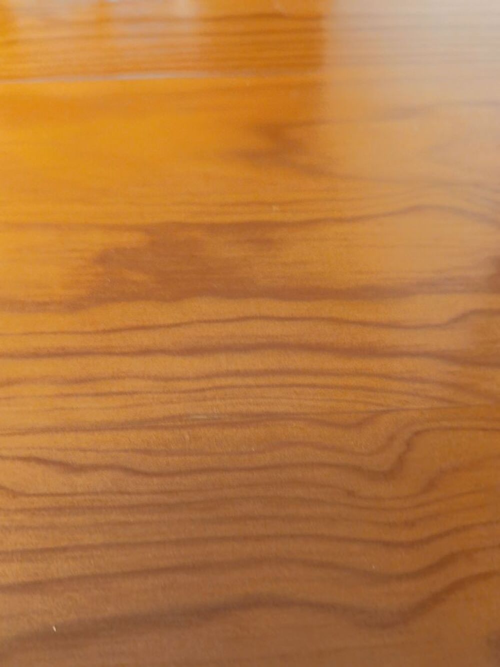 Tr&egrave;s belle table en pin massif. T Meubles