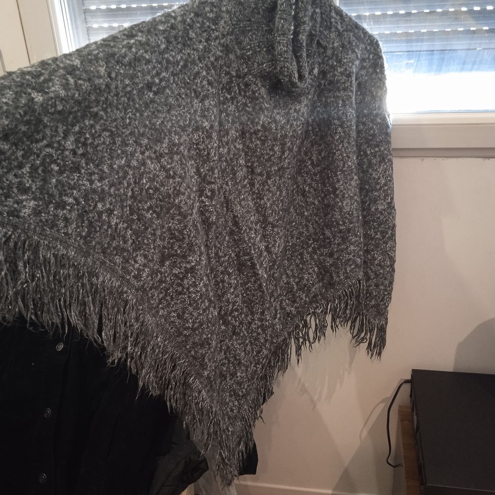 pancho gris. Bon &eacute;tat Vêtements