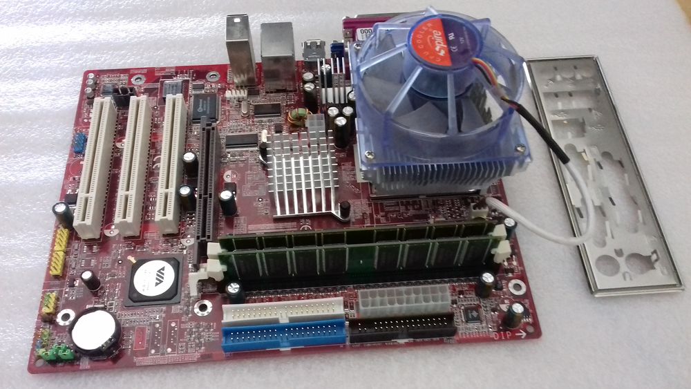Tr&egrave;s rare Carte M&egrave;re MS 7061 ver : 1 - socket A (462) Matériel informatique