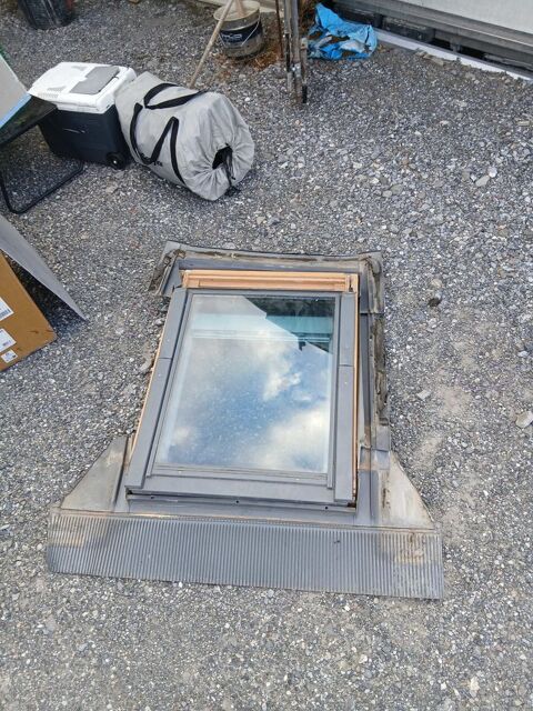 Fenêtre de toit Velux 78x98 cm + Store + Raccord d'étanchéité Embrun (05)