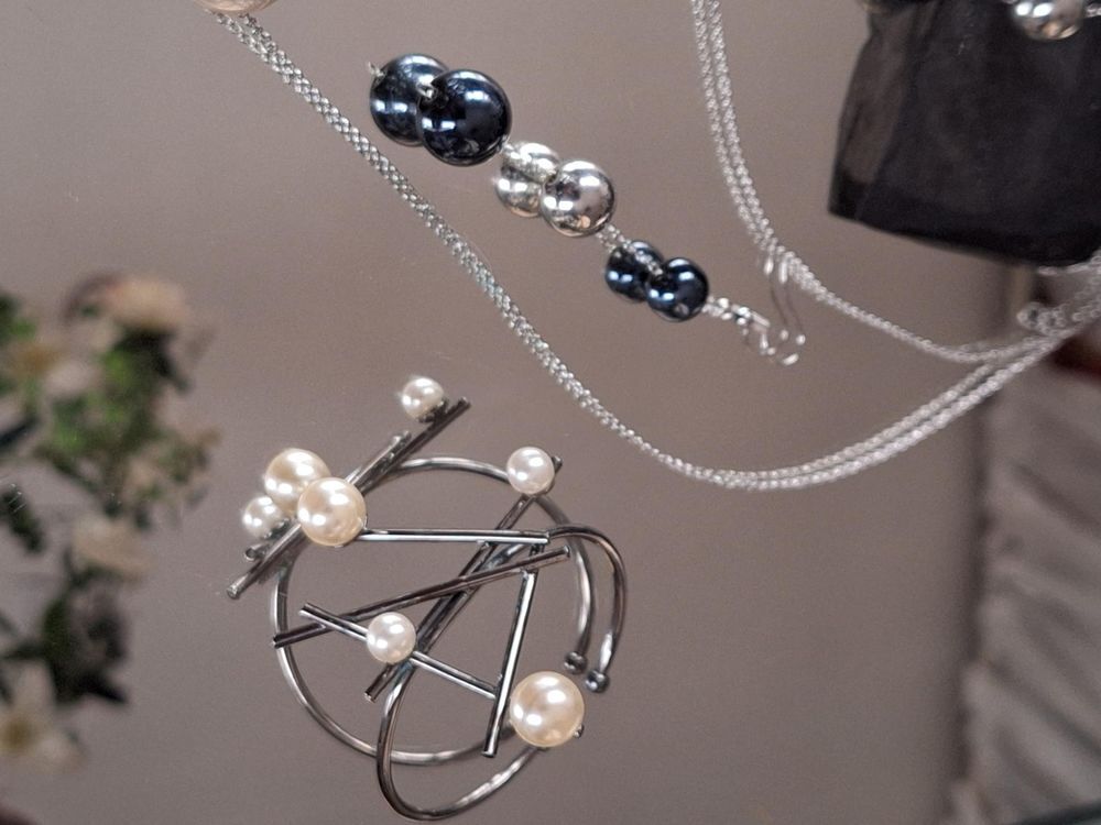 Parure neuve en perles nacr&eacute;es-argent&eacute;es-bleu nuit iris&eacute; Bijoux et montres