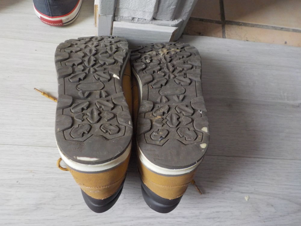 Chaussures P . 42 Chaussures