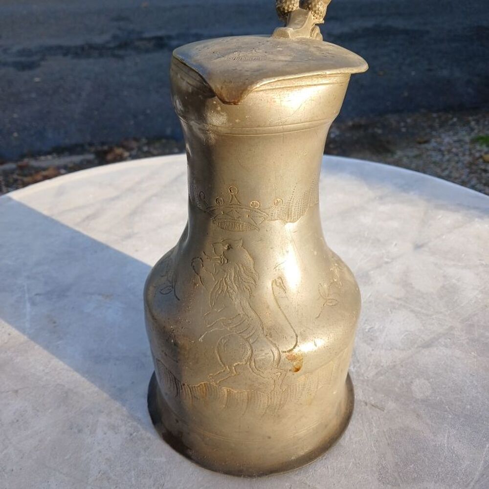 pot en &eacute;tain grav&eacute; 