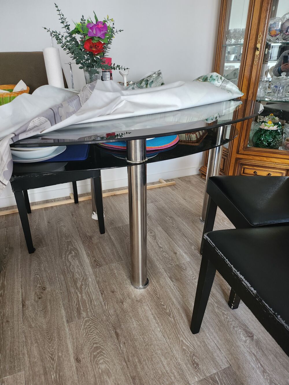 Table en verre et 4 chaises noires Meubles