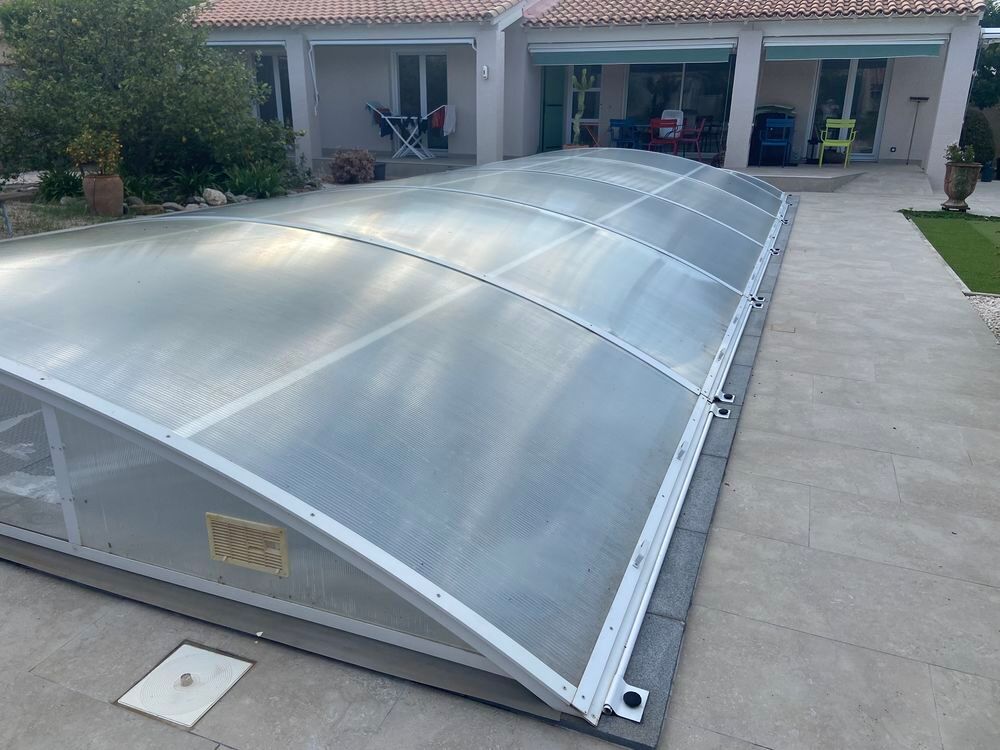 Abris piscine b&acirc;che solaire enrouleur inox Jardin
