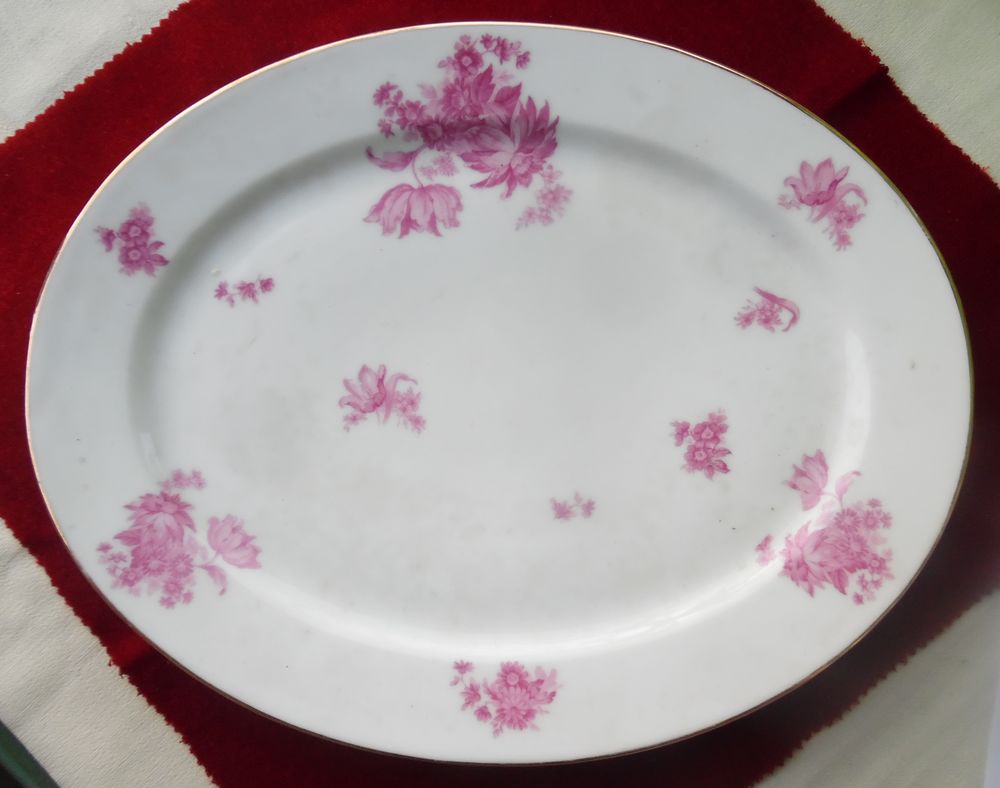 6 Plats divers en porcelaine de Limoges blancs d&eacute;cors fleurs 