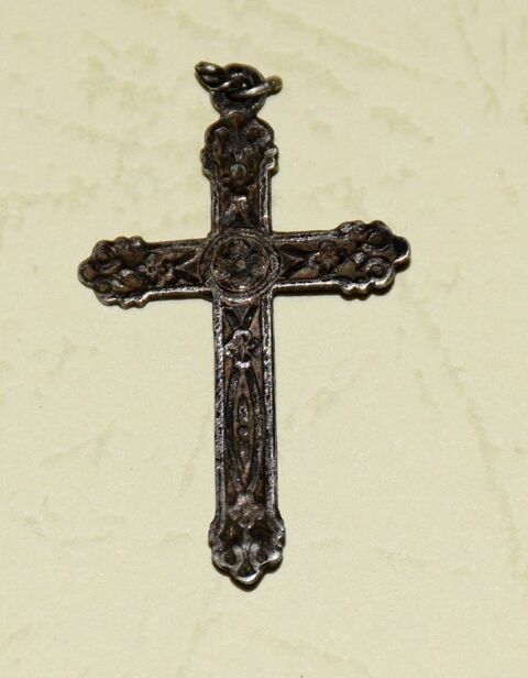 Croix ancienne - Crucifix pour Pendentif .
9 Roissy-en-Brie (77)