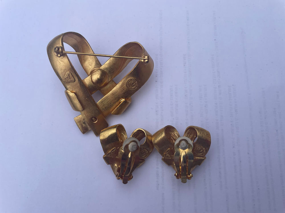 parure broche + boucles d'oreilles clip c?ur dor&eacute; perle bleu Bijoux et montres