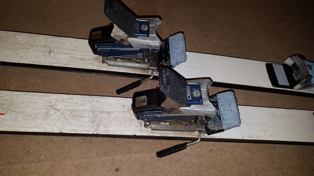 SKIS DE DESCENTE EXCELLENTE TENUE EN LIGNE Sports