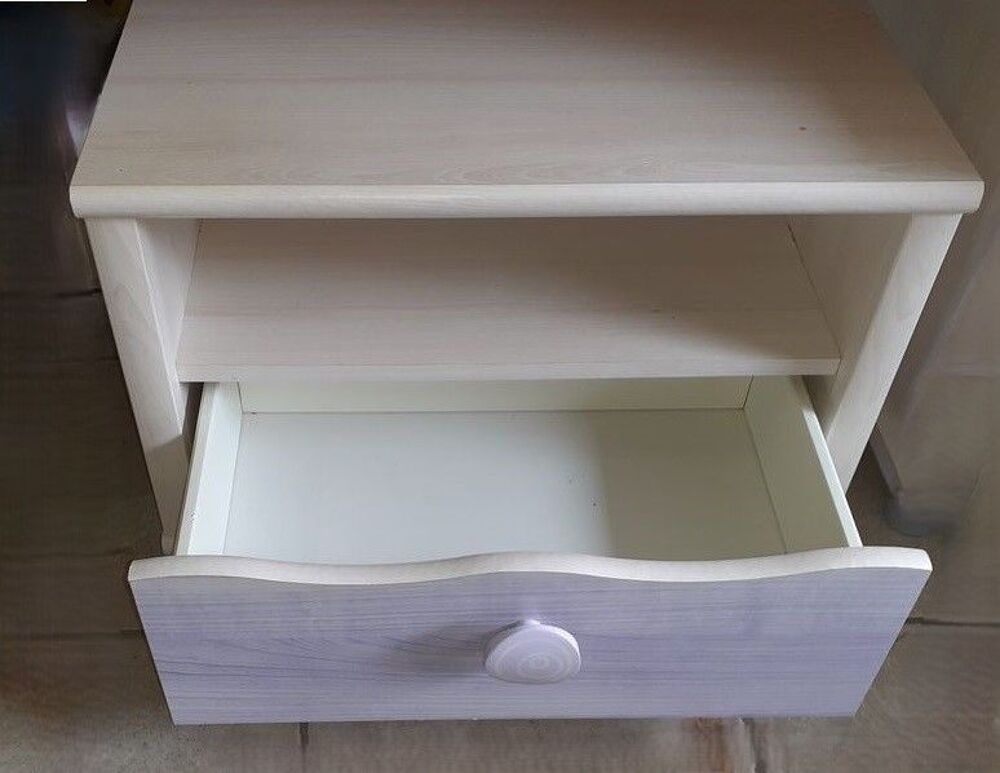 Chambre fille avec lit, sommier, bureau et table de nuit Mobilier enfants
