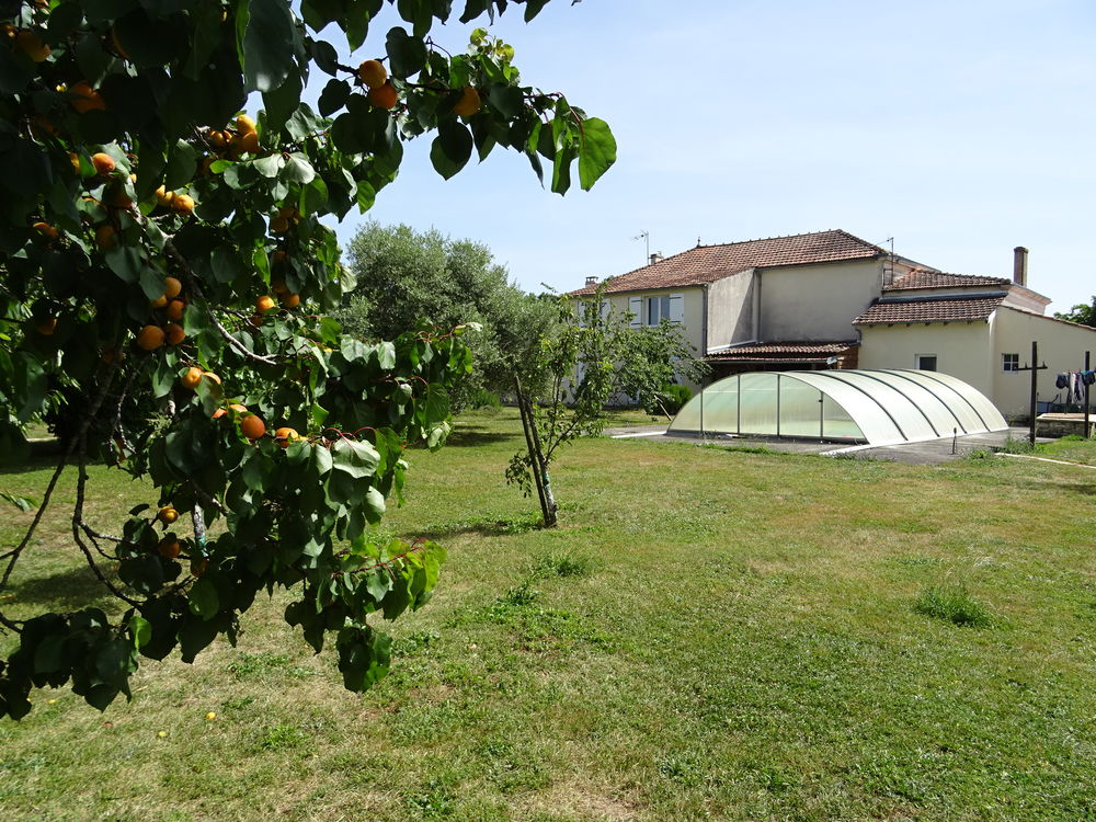 Maison 10 pièces 295 m² · à Tonnay-Boutonne · 295 m² · 395 000 €