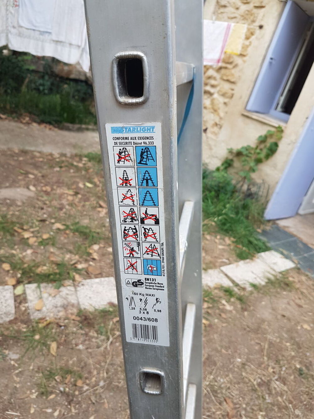 une &eacute;chelle t&eacute;lescopique. 3 parties de 8 marches. Bricolage