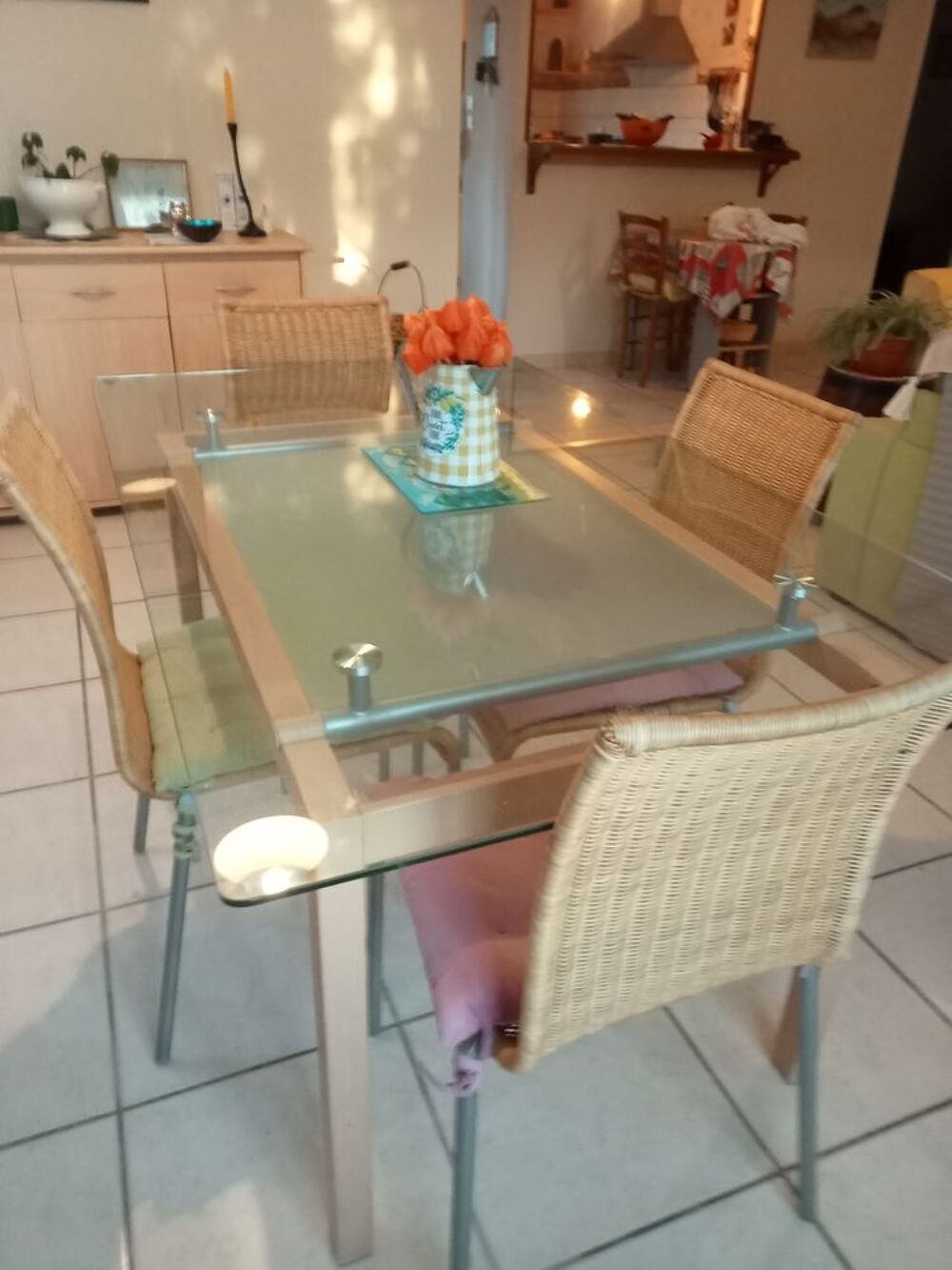 TABLE RECTANGULAIRE ET 4 CHAISES imitation rotin ,pieds gris Meubles
