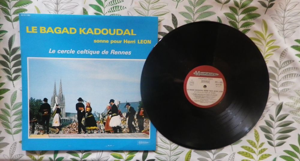 LE BAGAD KADOUDAL sonne pour Herri LEON Le cercle celtique CD et vinyles