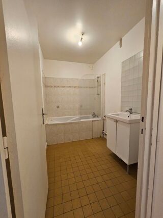 Appartement à louer 2 pièces 63 m²