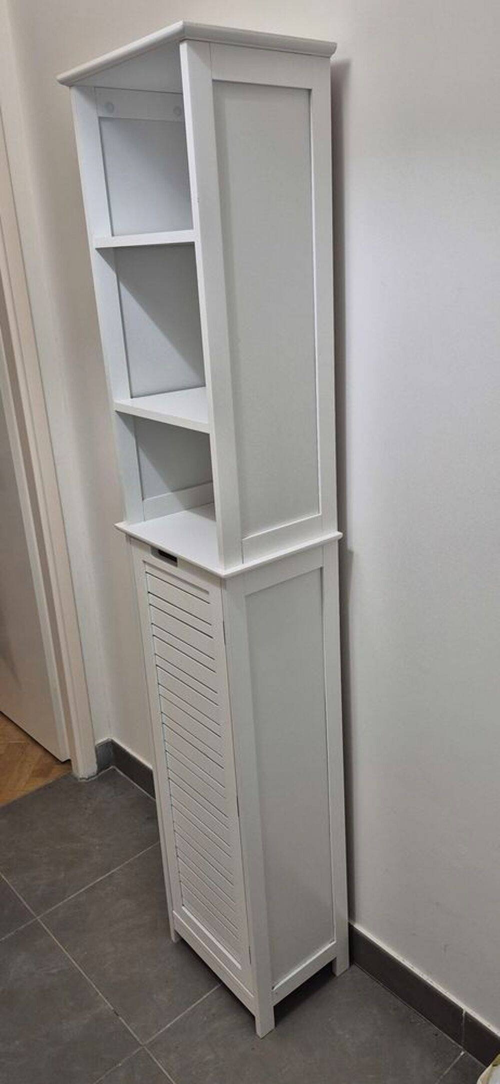 Meuble colonne de salle de bain blanc avec porte persienne Meubles