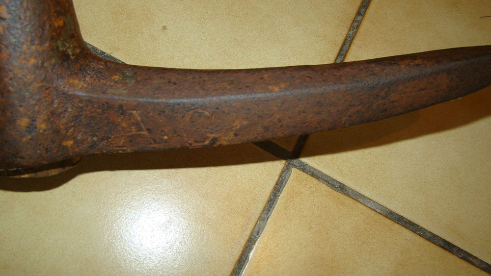 Pioche ancienne de terrassier estampill&eacute;e en acier forg&eacute;
Jardin