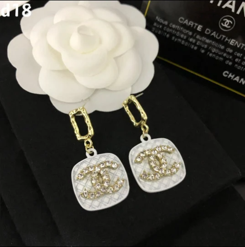 Boucles d'oreilles -puces pendantes dores - rsine blanche 15 Mulhouse (68)