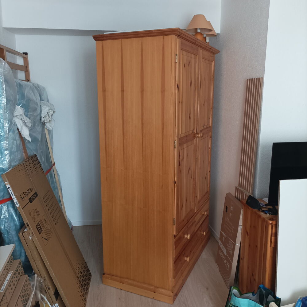 CHAMBRE EN PIN VERNIE NATUREL Meubles