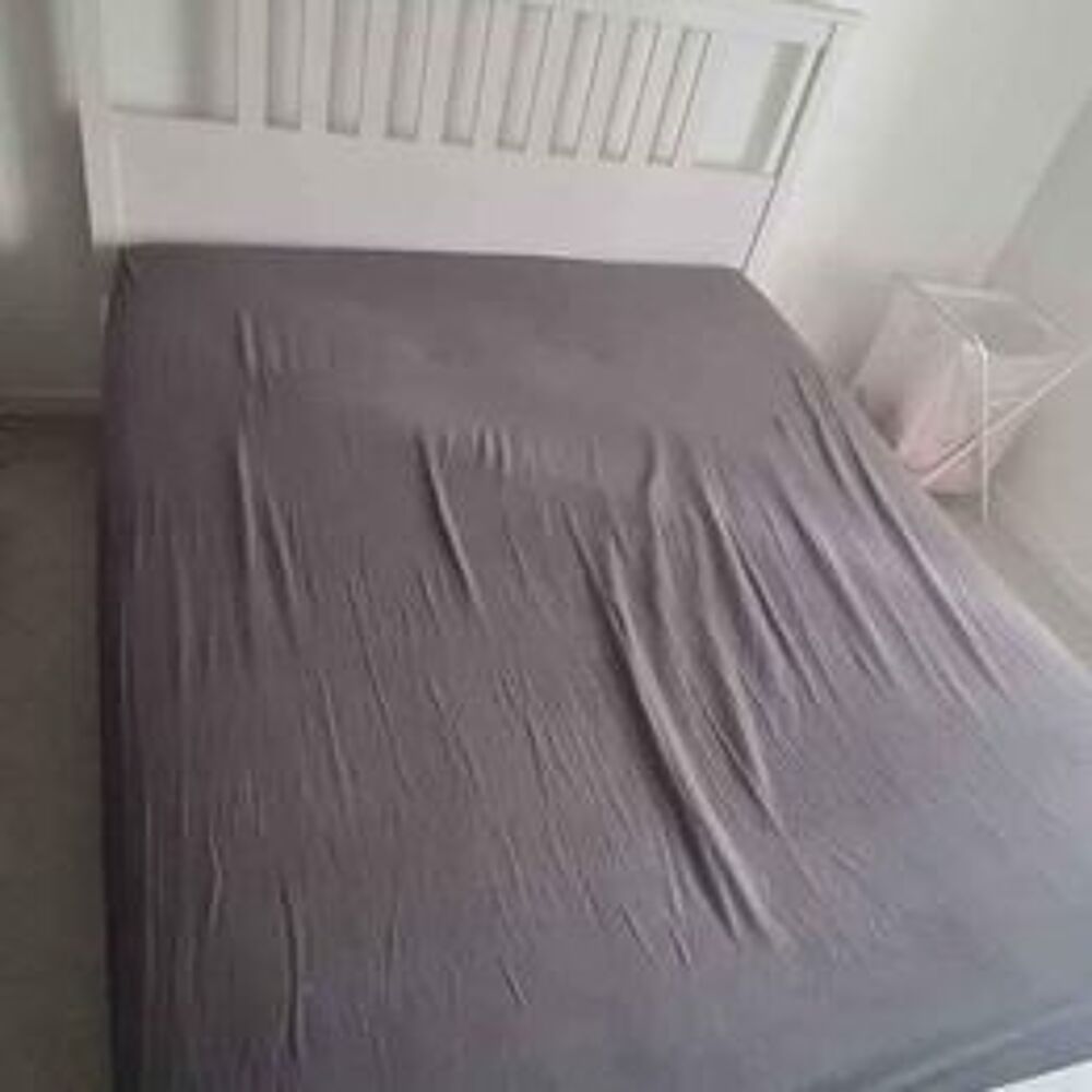 Lit HEMMES teint&eacute; blanc + sommier LEIRSUND ( IKEA ) Meubles