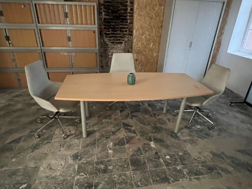 Table de r&eacute;union en bois avec ou sans passe cable
Meubles