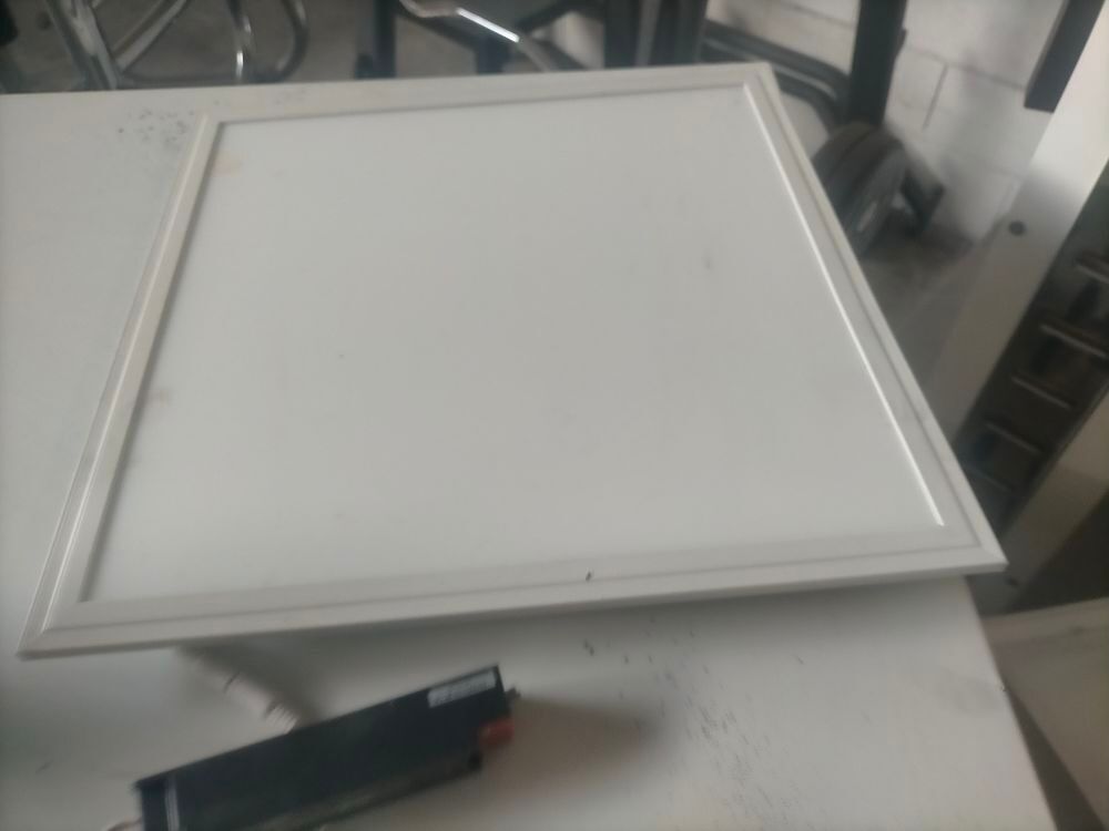  lot de materiel pour installation boutique
faire OFFRE Meubles