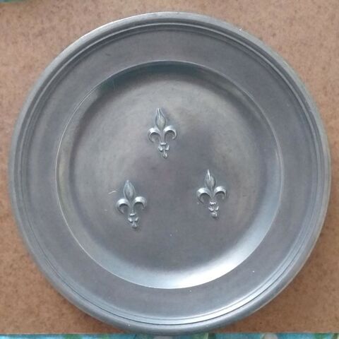 ETAIN DU ROUERGUE, Assiette décorative au motif de 3 fleurs de lys 12 Montauban (82)