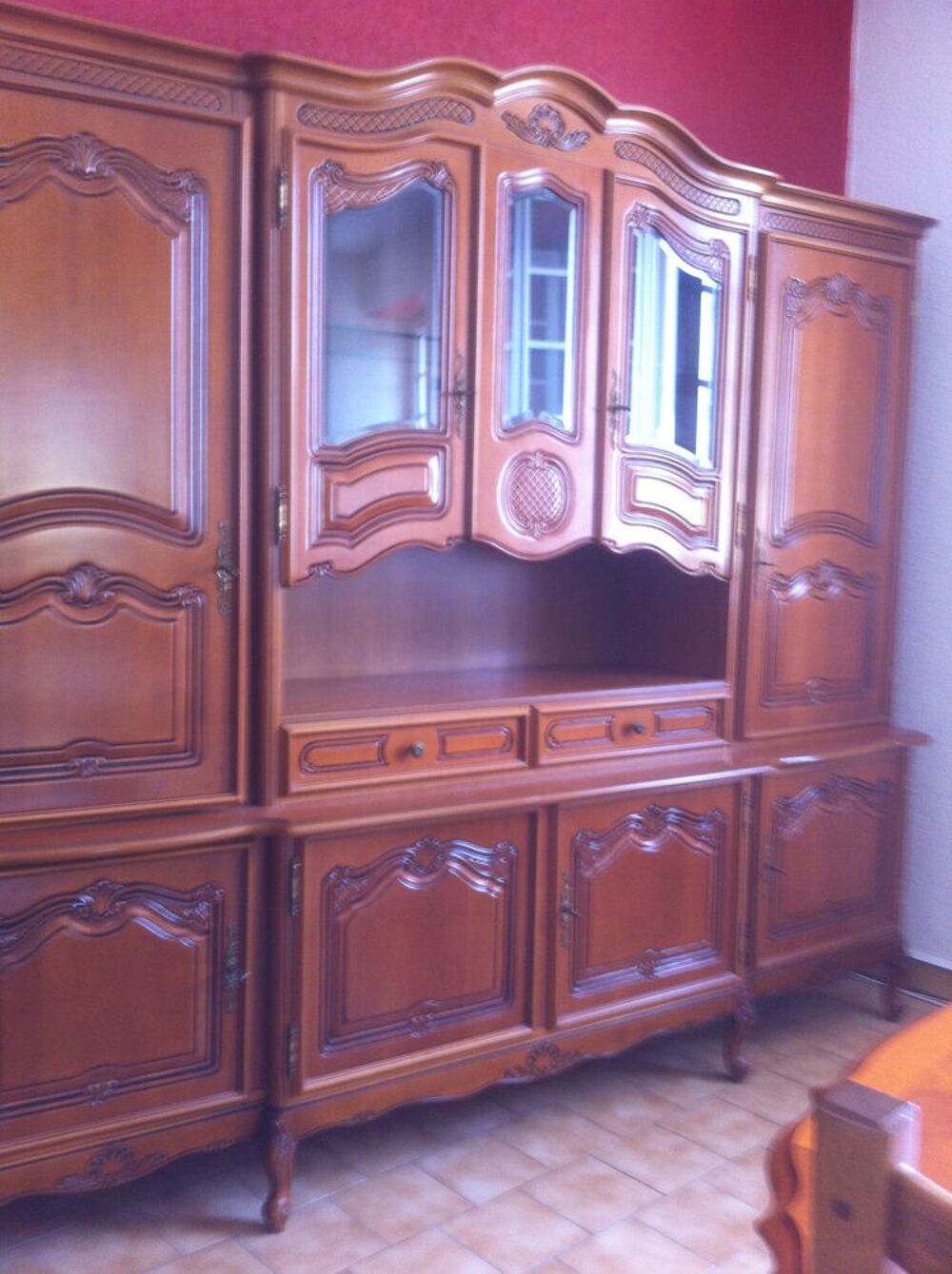 salle a manger enti&egrave;re + lustre Meubles