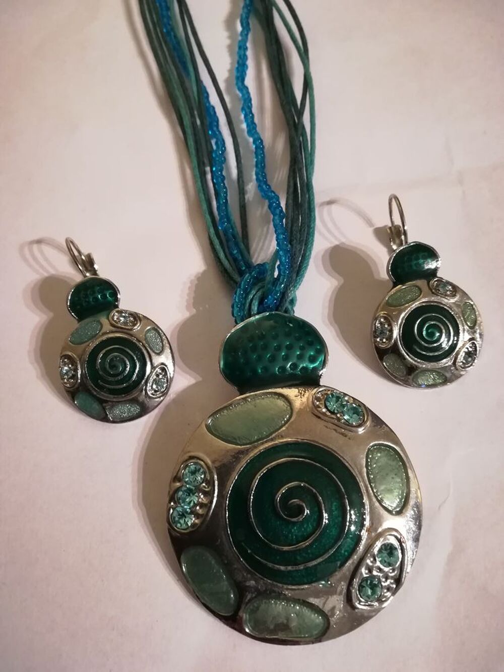 COLLIER FANTAISIE bleu/vert en corde avec pendentif,boucles Bijoux et montres