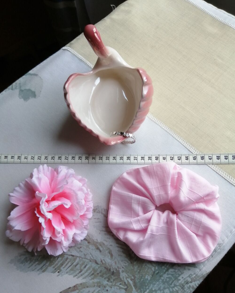 PORTE-BIJOUX CYGNE avec CHOUCHOU et BROCHE FLEUR Bijoux et montres