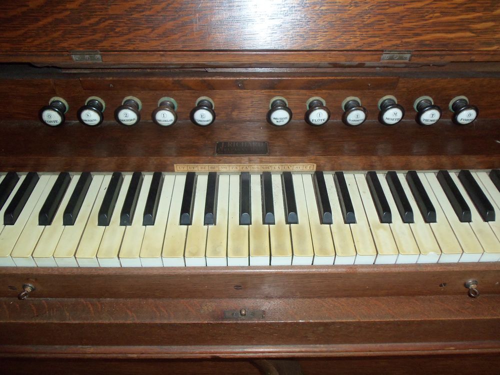 HARMONIUM d' &eacute;glise J.RICHARD ETREPAGNY
L 126 P 52 H 100 Instruments de musique