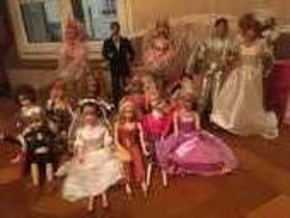 plusieurs Barbies accessoires et mobilier. Jeux / jouets