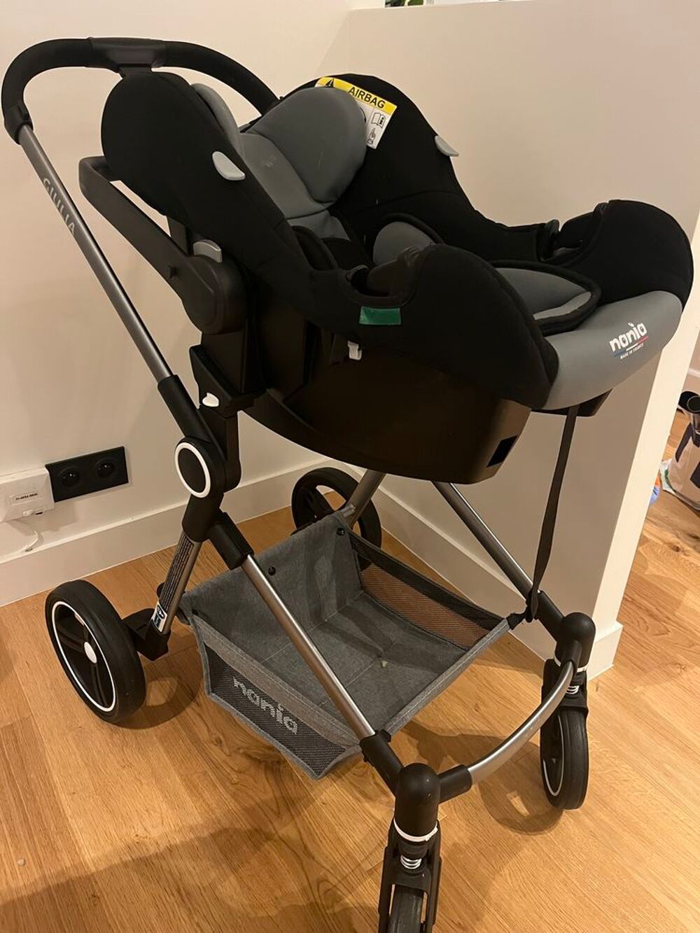 Poussette combin&eacute;e 3 en 1 NANIA GIULIA + Si&egrave;ge auto BEONE EV Mobilier enfants