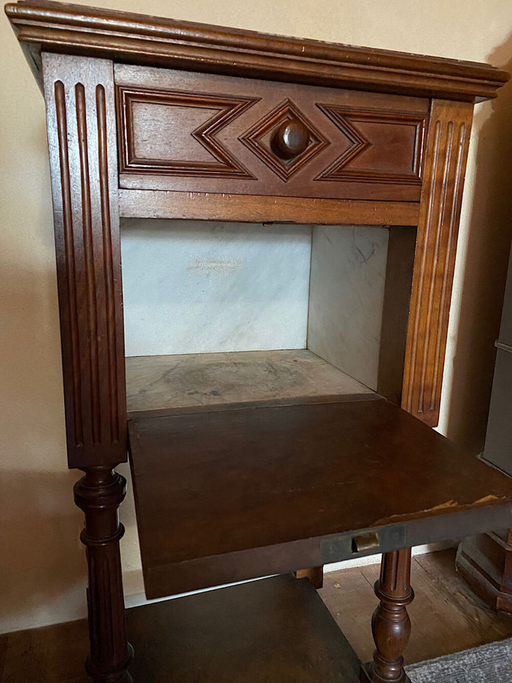 Table de chevet style Louis XVI dessus marbre rouge Meubles