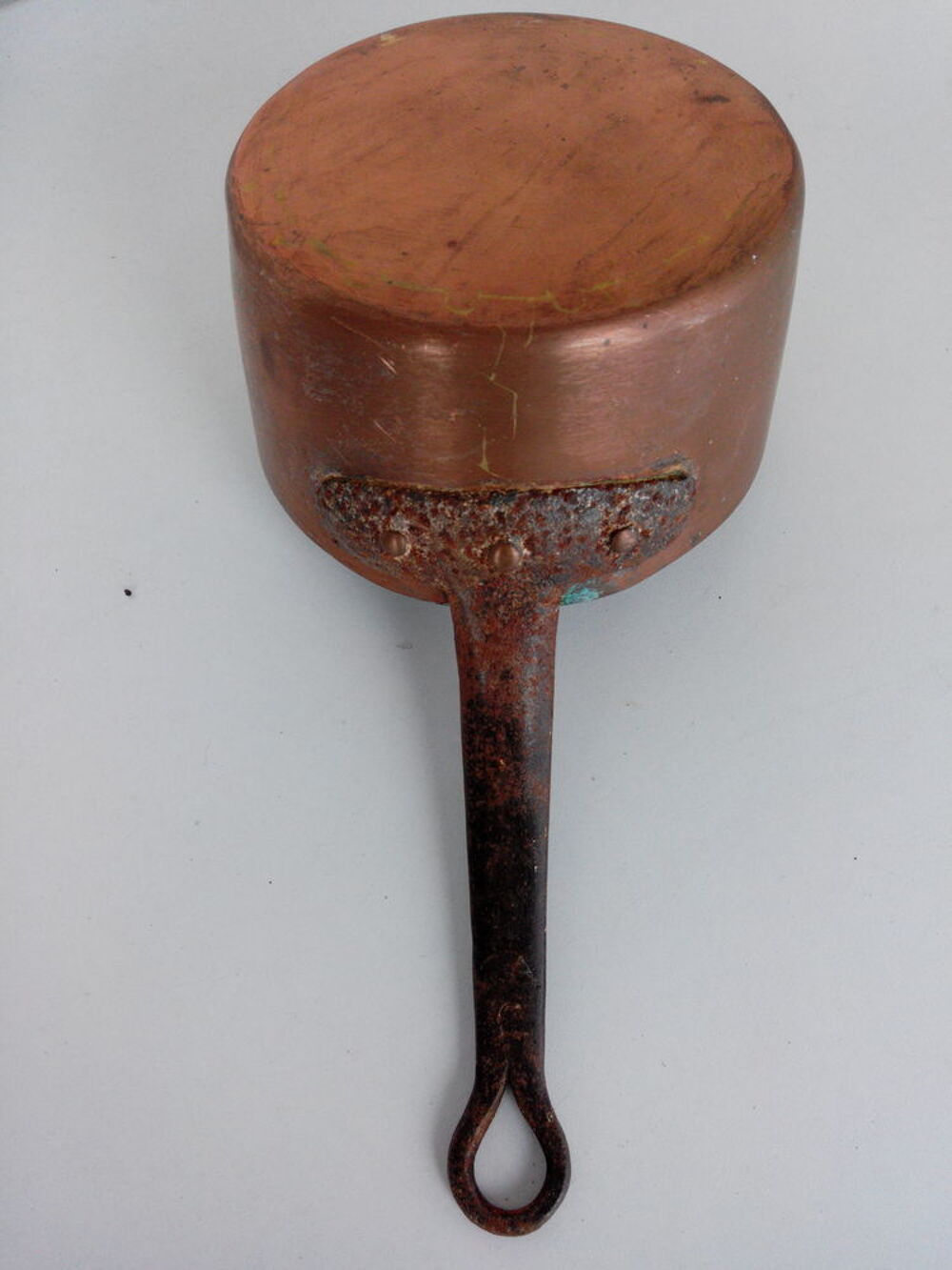 ANCIENNE CASSEROLE CUIVRE ET FER FORGE 
