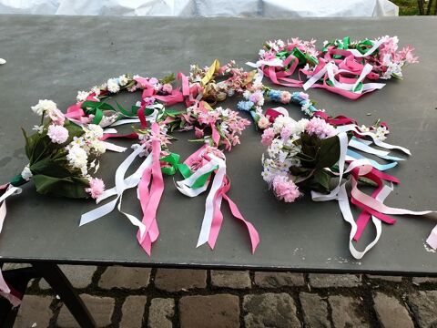 2 (6) couronnes enfant  pour cérémonie et bouquets assortis 10 Mouxy (73)