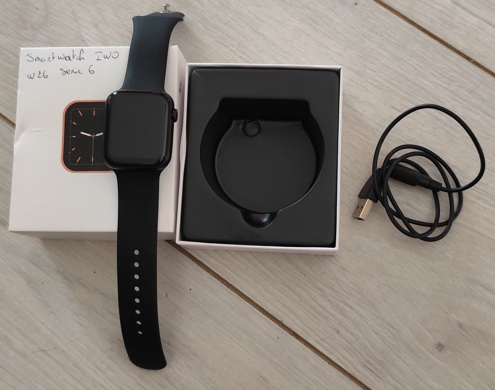 Smartwatch w26 noire etat neuf Bijoux et montres