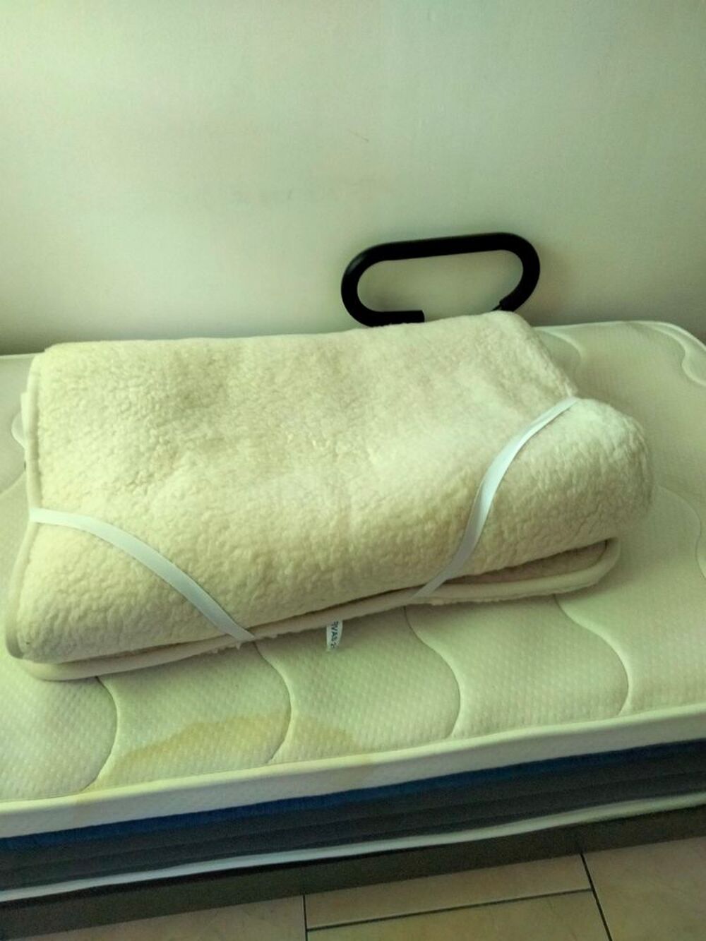 Lit &eacute;lectrique, matelas et surmatelas Meubles