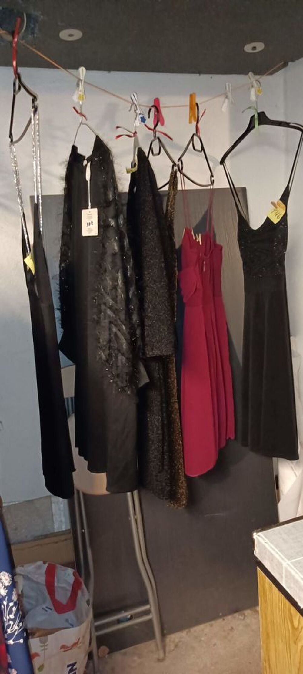 VIDE DRESSING tous les jours &agrave; domicile Vêtements